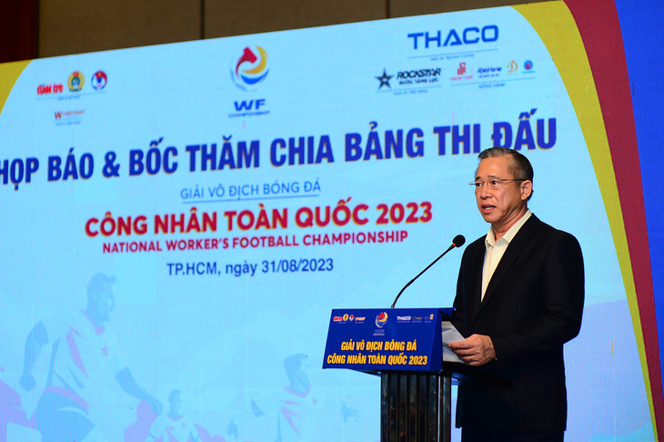 Ông Phạm Văn Tài - tổng giám đốc Công ty cổ phần Tập đoàn Trường Hải - THACO, nhà tài trợ kim cương của Giải vô địch bóng đá công nhân toàn quốc 2023 - phát biểu tại buổi họp báo sáng 31-8 - Ảnh: QUANG ĐỊNH