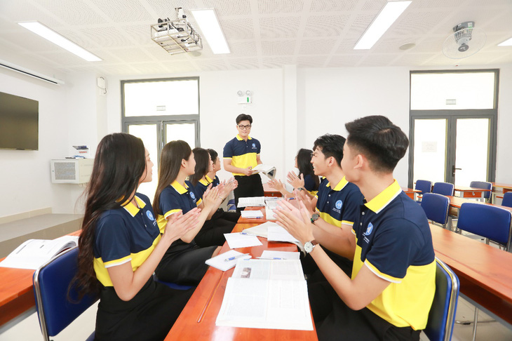 Hình ảnh tư liệu: Sinh viên liên kết quốc tế học nhóm tại lớp học.