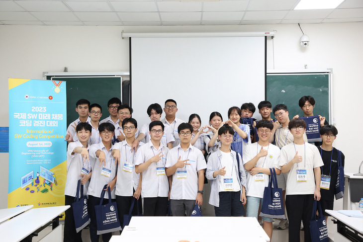 Đoàn học sinh của hai nước giao lưu và trình bày về thành quả thiết kế web tại cuộc thi &quot;Lập trình Việt Nam - Hàn Quốc năm 2023&quot; - ẢNH: BTC cung cấp