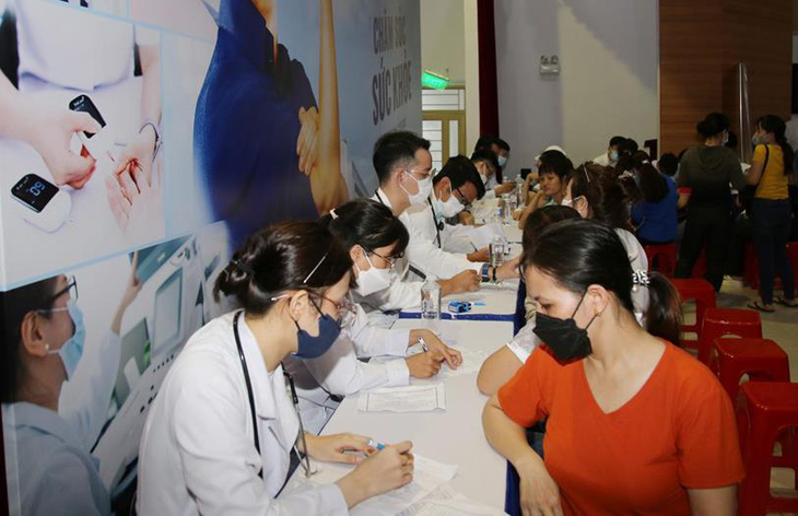 Hơn 3,000 thanh niên công nhân tại khu vực Đông Nam Bộ đã được khám sức khỏe tổng quát, thăm khám các bệnh chuyên khoa từ mắt, tai mũi họng cho đến răng hàm mặt, cũng như thực hiện chụp X-quang, siêu âm, xét nghiệm đường huyết, mỡ máu...