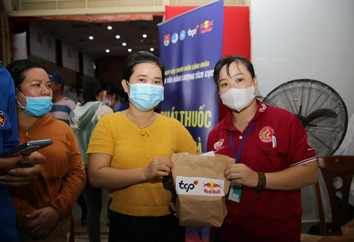 Sau khi thăm khám, các công nhân nhận thêm các phần thuốc miễn phí từ Công ty TCP Việt Nam và được các y bác sĩ từ Hội Thầy thuốc trẻ Việt Nam tư vấn tận tình và hướng dẫn sử dụng các loại thuốc