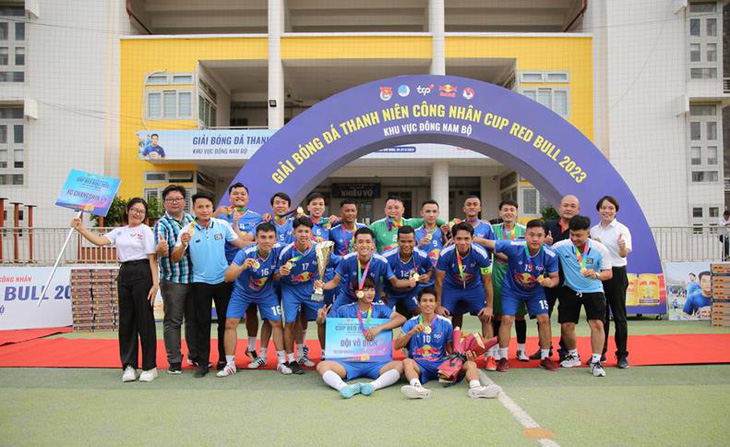 Trong &quot;Giải bóng đá thanh niên công nhân Cup Red Bull&quot;, đội FC Changshin Việt Nam đã thi đấu xuất sắc và giành được chiến thắng, góp phần tăng nhuệ khí, truyền lửa đam mê cho công nhân trong hành trình theo đuổi trái bóng tròn