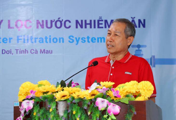 Ông Adris Bin Isnin, giám đốc bộ phận quản lý dự án và bền Vững, bộ phận bất động sản của Tập đoàn Keppel tại Việt Nam, phát biểu tại lễ trao tặng hệ thống máy lọc nước nhiễm mặn thuộc dự án Living Well.