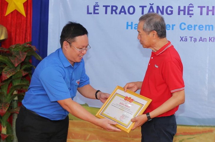 Đại diện Tỉnh Đoàn tỉnh Cà Mau trao bằng khen cho ông Adris Bin Isnin, giám đốc bộ phận quản lý dự án và bền vững, bộ phận bất động sản của Tập đoàn Keppel tại Việt Nam.