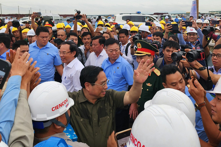 Thủ tướng trao quà và động viên công nhân thi công trên công trường sân bay Long Thành - Ảnh: HÀ MI