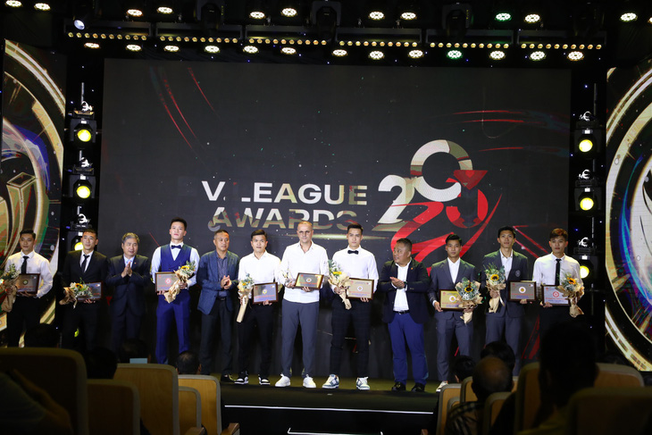 HLV Bandovic (giữa) cùng các cầu thủ trong đội hình tiêu biểu V-League 2023 - Ảnh: MINH ĐỨC