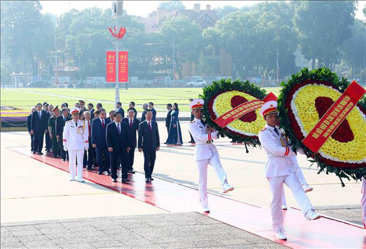 Các lãnh đạo, nguyên lãnh đạo Đảng, Nhà nước đặt vòng hoa và vào Lăng viếng Chủ tịch Hồ Chí Minh - Ảnh: TTXVN