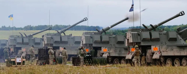 Các chuyên gia pháo binh mới được đào tạo của Ukraine bắn pháo tự hành AS90 155mm do Anh tài trợ dưới sự giám sát của các huấn luyện viên quân đội Anh - Ảnh: Ben BIRCHALL/PA