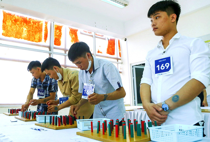 Người lao động tham gia kỳ thi tuyển chọn lao động đi làm việc tại Hàn Quốc (Chương trình EPS) tại Hà Nội - Ảnh: HÀ QUÂN