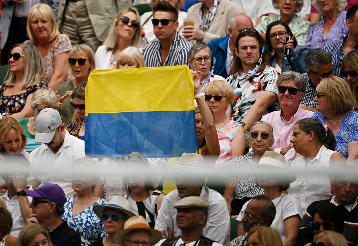 Khán giả cầm cờ Ukraine trong một trận thi đấu tennis ở giải quần vợt Wimbledon tại London, Anh ngày 13-7 - Ảnh: REUTERS
