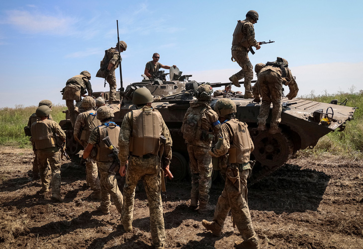 Các quân nhân Ukraine tập trung tại vùng Zaporizhzhia, Ukraine, ngày 31-7 - Ảnh: REUTERS