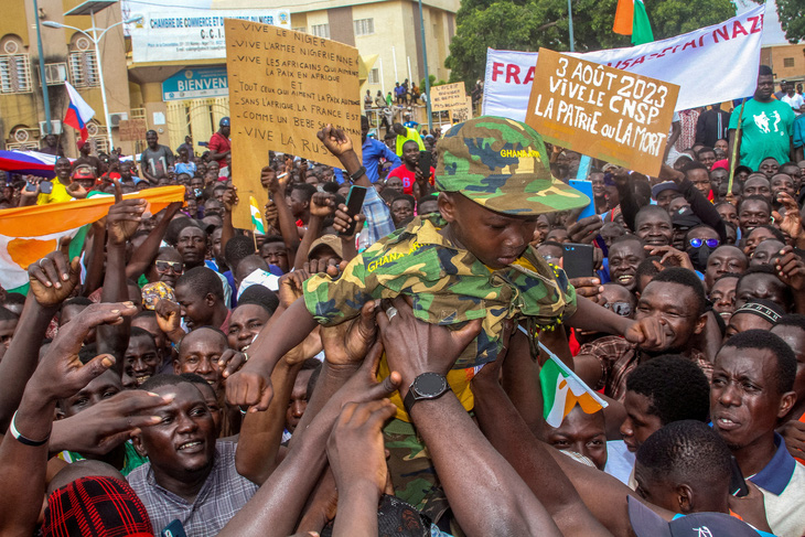 Hàng nghìn người xuống đường ủng hộ phe đảo chính, phản đối các lệnh trừng phạt ở thủ đô Niamey, Niger ngày 3-8 - Ảnh: REUTERS
