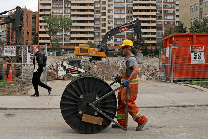 Công nhân xây dựng ở Toronto, Ontario, Canada - Ảnh: REUTERS