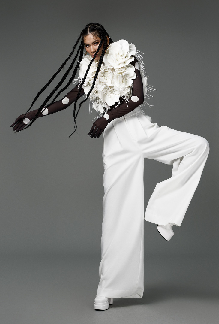 Người mẫu Kim Dung được diện mẫu quần này, kết hợp áo hoa 3D kỳ công. Áo hoa 3D là một trong những điểm nhấn nổi bật trong các thiết kế của Đỗ Mạnh Cường dành cho SIXDO. Chúng liên tục được phát triển qua nhiều hình thái, kiểu dáng đa dạng.