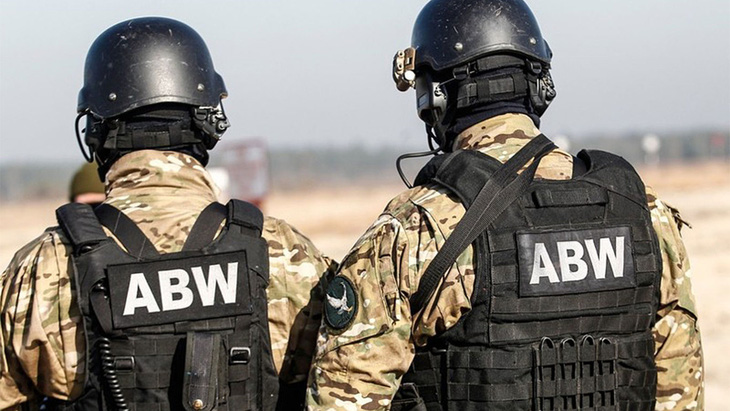 Các thành viên thuộc Cơ quan An ninh nội địa Ba Lan - Ảnh: ABW