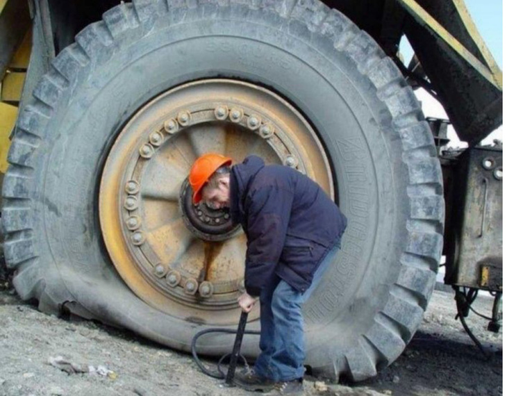 Sếp bảo hôm nay bơm xong cái bánh xe rồi cho về.