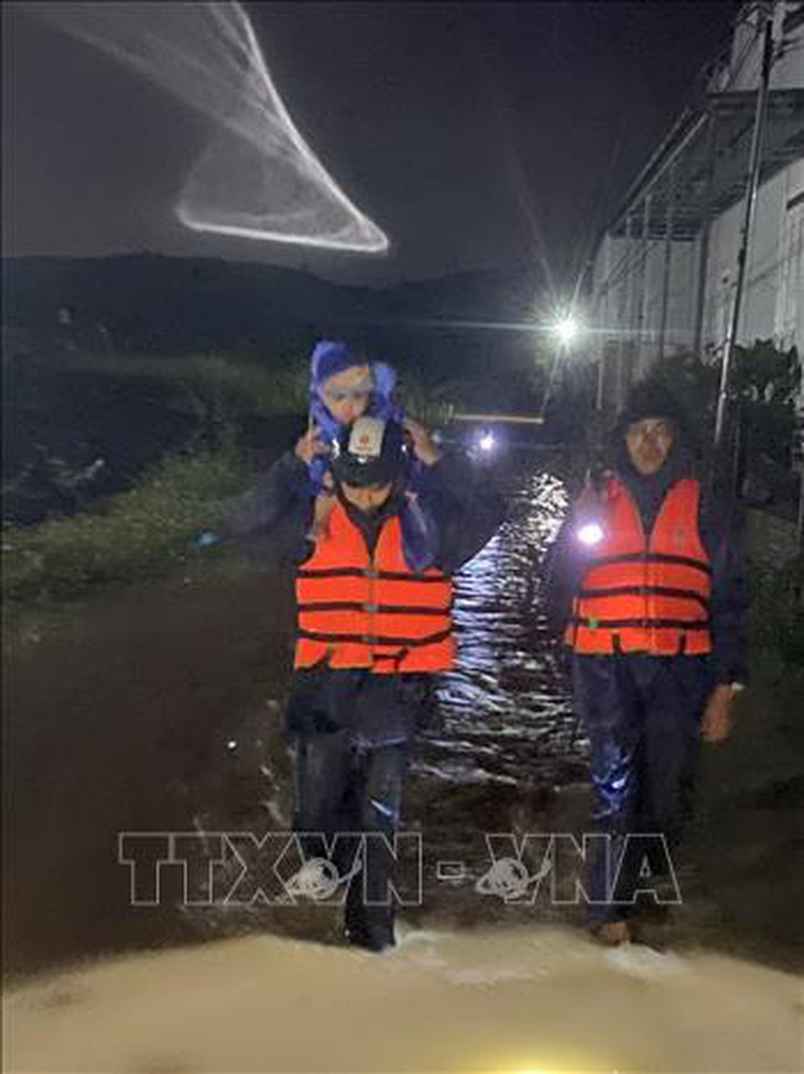 Lực lượng chức năng đến hỗ trợ người dân thành phố Bảo Lộc và huyện Đạ Huoai (Lâm Đồng) di dời tài sản và người đến nơi an toàn sau mưa lũ - Ảnh: TTXVN