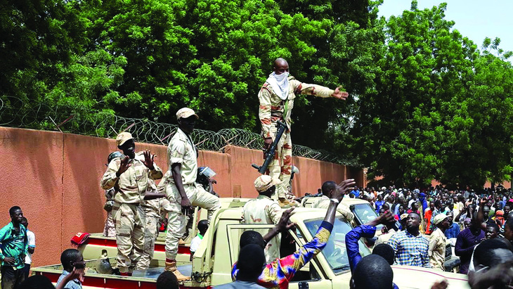 Lực lượng đảo chính và người dân Niger tụ tập bên ngoài Đại sứ quán Pháp ở thủ đô Niamey ngày 30-7. Ảnh: Reuters