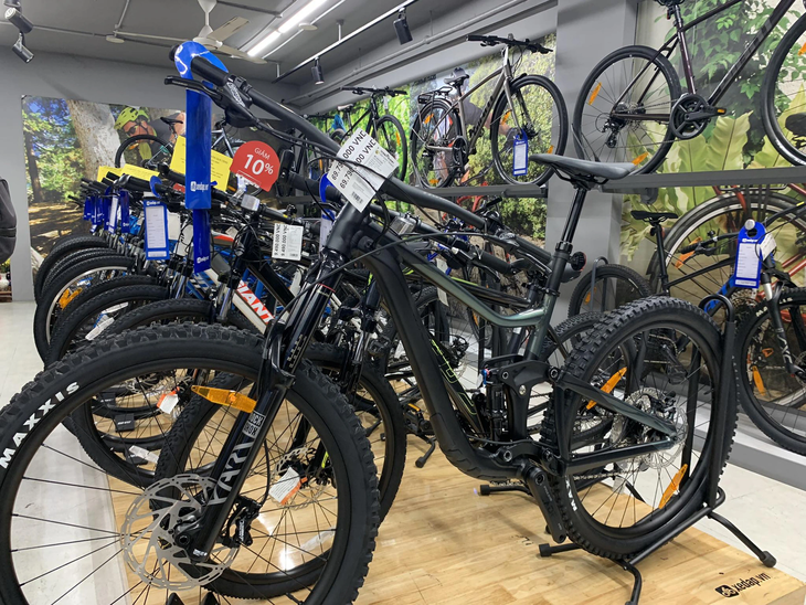 Các mẫu xe đạp đua và touring được bày bán tại cửa hàng - Ảnh: LÂM QUỐC VIỆT
