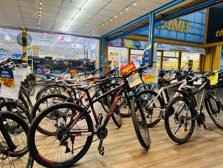Ngành hàng xe đạp đang chứng kiến sự tăng trưởng. Ngày càng nhiều doanh nghiệp tham gia kinh doanh mặt hàng này. Trong ảnh: xe đạp được bày bán tại cửa hàng Điện Máy Xanh (quận Bình Thạnh) - Ảnh: CÔNG TRUNG