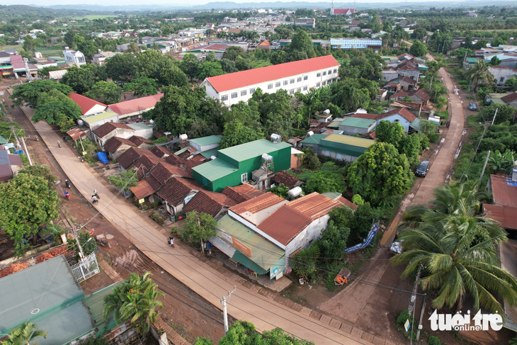 Khu nhà của 21 giáo viên nằm thành hình chữ L sau lưng Trường tiểu học Lê Hồng Phong - Ảnh: TRUNG TÂN