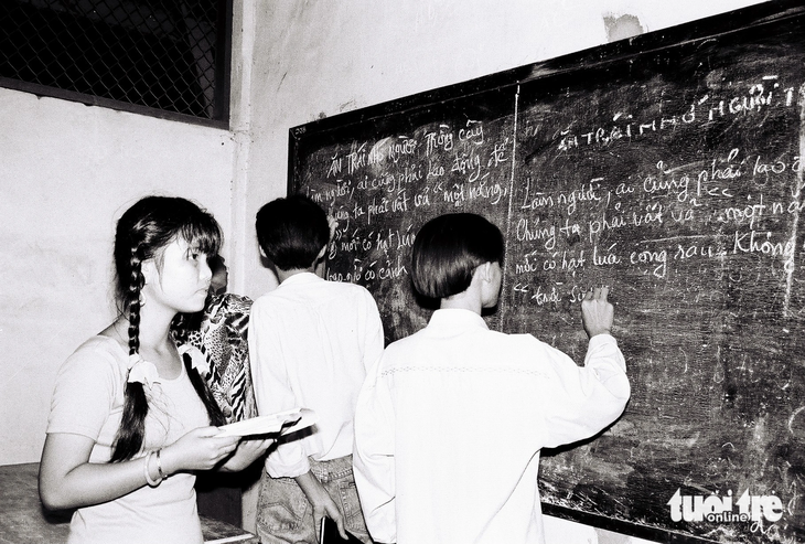 Sinh viên Trương Thị Thùy Trâm (ĐHSP TP.HCM) xóa mù chữ cho thanh niên tại khu phố 5, xã An Lạc, huyện Bình Chánh trong chiến dịch Ánh sáng Văn hóa hè 1994 - Ảnh: T.T.D.