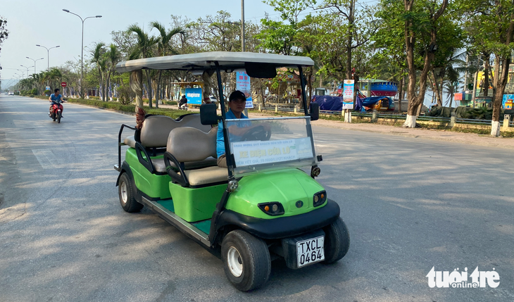 Xe điện bốn bánh chở khách du lịch ở biển Cửa Lò, Nghệ An - Ảnh: DOÃN HÒA