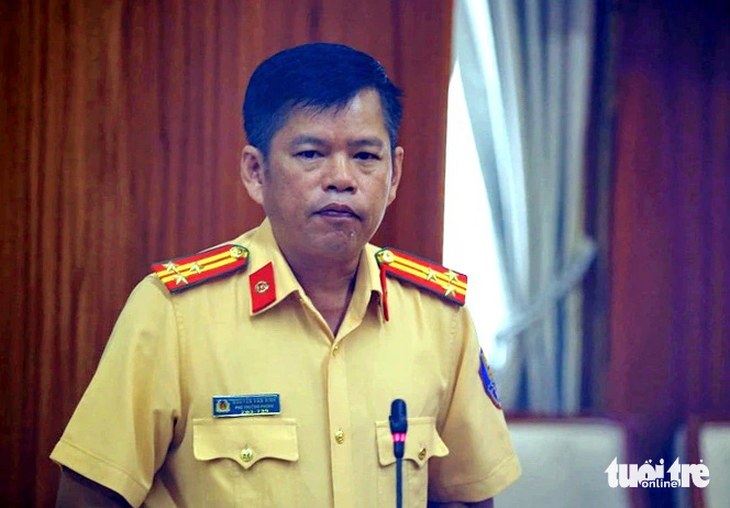 Thượng tá Nguyễn Văn Bình, phó trưởng Phòng cảnh sát giao thông đường bộ - đường sắt (PC08) Công an TP.HCM, báo cáo tại hội nghị - Ảnh: MINH HÒA