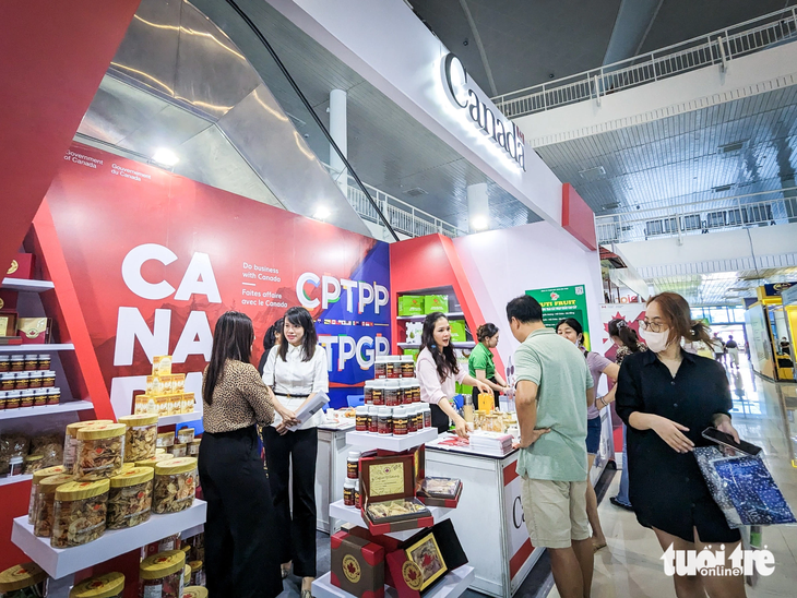 Người tiêu dùng Việt Nam tìm hiểu nhân sâm Canada tại hội chợ Hành lang kinh tế Đông Tây ở Đà Nẵng ngày 4-8 - Ảnh: TẤN LỰC