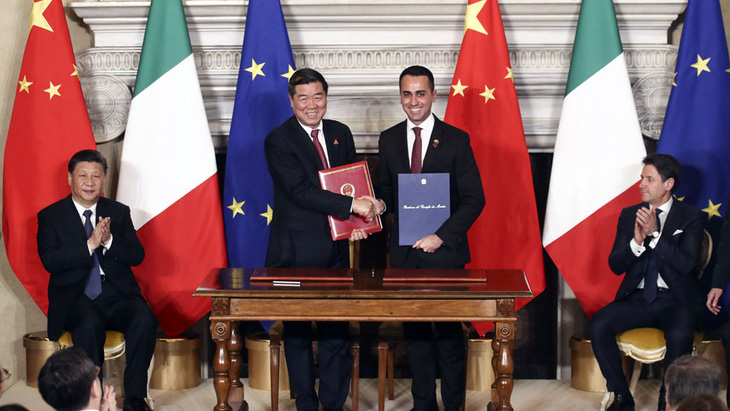 Chủ tịch Trung Quốc Tập Cận Bình (bìa trái) và Thủ tướng Ý Giuseppe Conte (bìa phải) chứng kiến lễ trao bản ghi nhớ tham gia BRI nhân chuyến thăm cấp nhà nước của ông Tập đến Ý năm 2019 - Ảnh: CHINA DAILY
