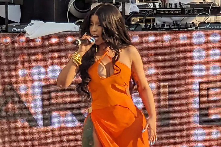 Cardi B at a music event in Las Vegas, before throwing the microphone, the female rapper called on the audience to throw water on her - Screenshot