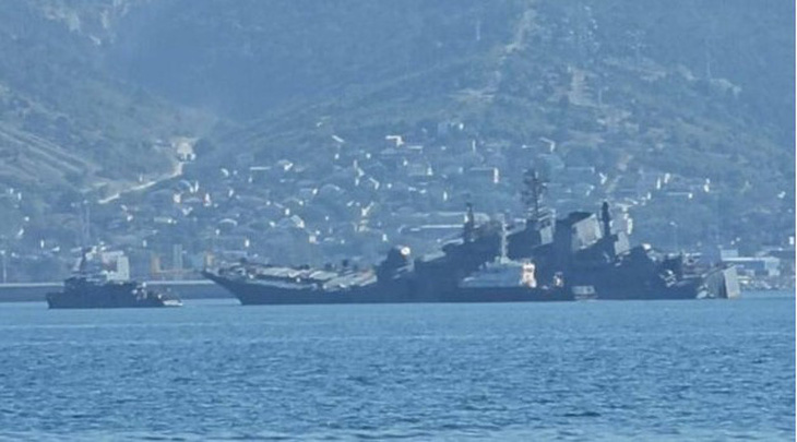 Hình ảnh được cho là chiến hạm Olenegorsky Gornyak bị nghiêng sau vụ tấn công của Ukraine - Ảnh chụp từ clip