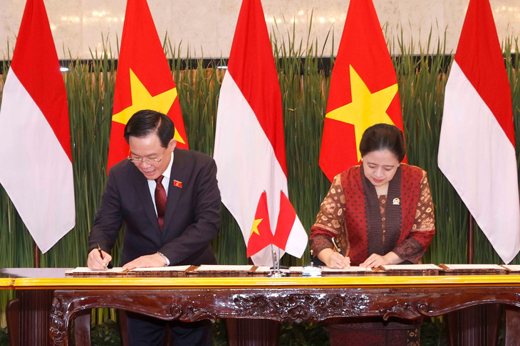 Chủ tịch Quốc hội Vương Đình Huệ và Chủ tịch Hạ viện Indonesia Puan Maharan ký thỏa thuận hợp tác giữa hai cơ quan lập pháp - Ảnh: TTXVN