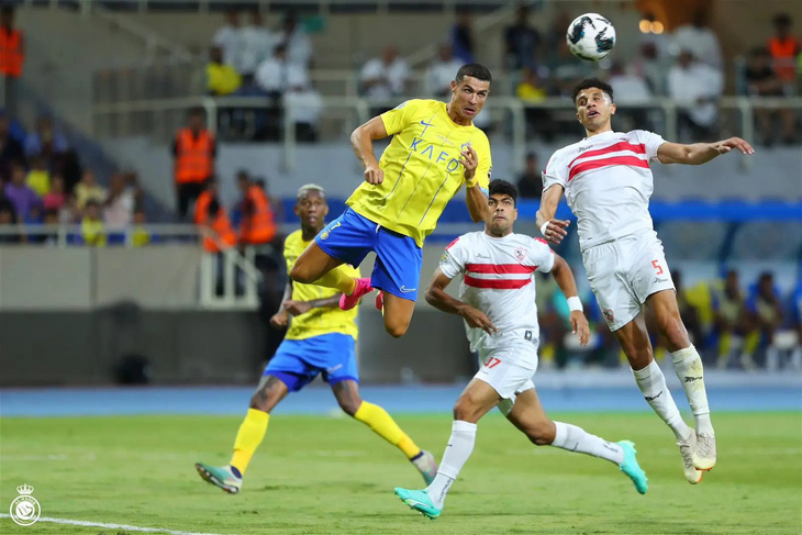 Cú đánh đầu thành bàn của Ronaldo vào lưới Zamalek - Ảnh: AL NASSR