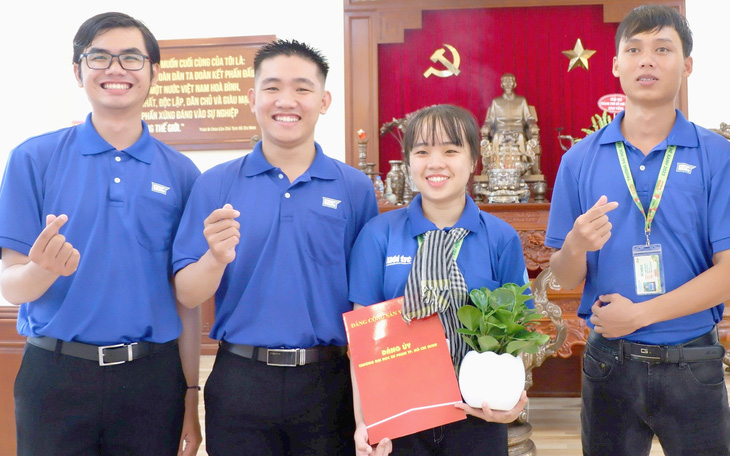 Bạn bè chúc mừng Phan Nguyễn Quỳnh Như trong ngày vào Đảng tại mặt trận xã đảo Thạnh An (huyện Cần Giờ, TP.HCM)