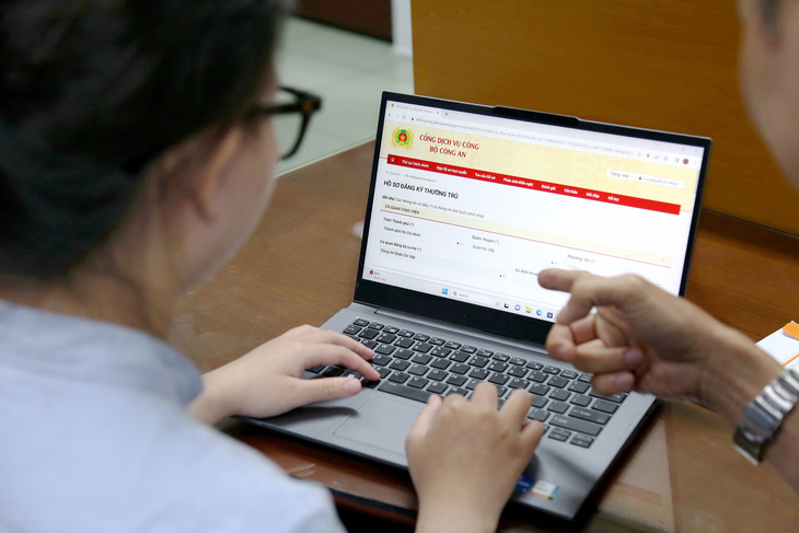 Người dân ở quận Gò Vấp, TP.HCM đăng ký thông tin tạm trú trên cổng dịch vụ công quốc gia - Ảnh: P.QUYÊN