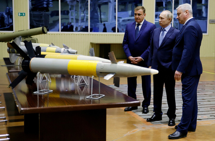 Tổng thống Nga Vladimir Putin (giữa) thăm một nhà máy sản xuất vũ khí của Nga hồi tháng 12-2022 - Ảnh: REUTERS