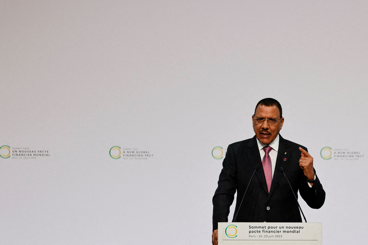 Tổng thống Niger Mohamed Bazoum phát biểu tại một sự kiện ở Paris (Pháp) tháng 6-2023 - Ảnh: REUTERS
