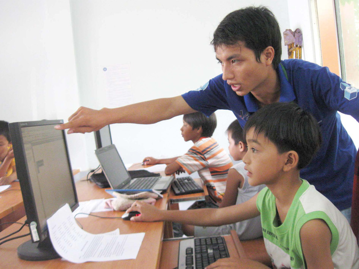 Phòng máy tính được nối mạng miễn phí và thư viện với hơn 500 đầu sách của xã Tam Thôn Hiệp, huyện Cần Giờ (TP.HCM) đã được đưa vào hoạt động sáng 28-7-2012. Trong ảnh: Chiến sĩ Mùa hè xanh giảng dạy cho các em tại lớp phổ cập tin học - Ảnh: NGỌC TRƯỜNG