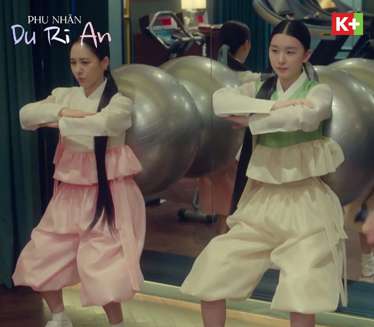 Nữ nhân Joseon mặc hanbok tập gym khiến khán giả cười ra nước mắt