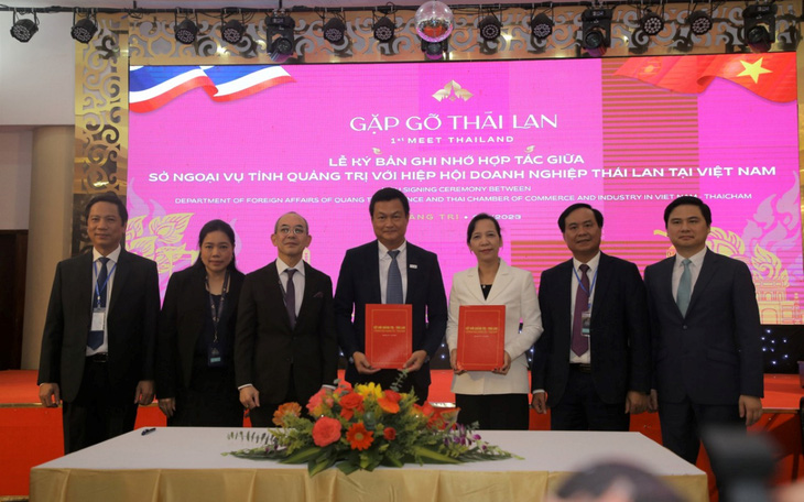 Để thắt chặt mối quan hệ hợp tác giữa Thái Lan và Quảng Trị, tại chương trình đã diễn ra lễ ký kết hợp tác giữa Sở Ngoại vụ Quảng Trị và Hiệp hội Doanh nghiệp Thái Lan tại Việt Nam - Ảnh: Q.NAM