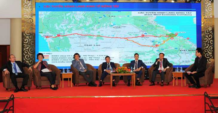Lãnh đạo tỉnh Quảng Trị và các chuyên gia Thái Lan cùng bàn về định hướng hợp tác phát triển trên hành lang kinh tế Đông – Tây - Ảnh: TR.T