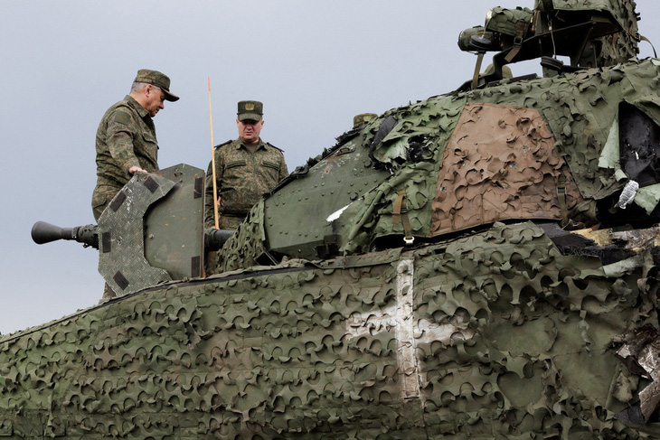 Bộ trưởng Quốc phòng Nga Shoigu (bìa trái) xem một xe chiến đấu bộ binh CV-90 mà Nga tuyên bố thu được từ Ukraine - Ảnh: REUTERS