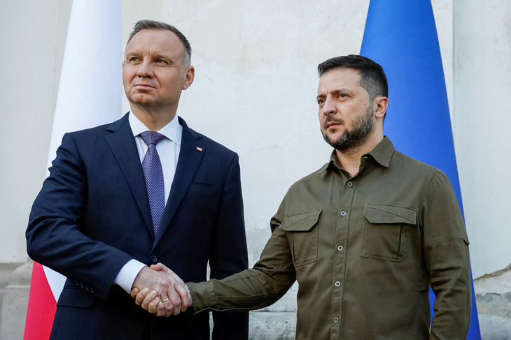 Tổng thống Ukraine Volodymyr Zelensky (phải) gặp người đồng cấp Ba Lan Andrzej Duda ngày 9-7 - Ảnh: REUTERS