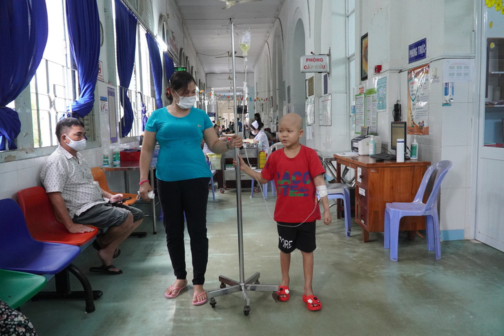 Cùng mẹ, bé Quân luôn lạc quan khi điều trị tại khoa ung bướu huyết học của Bệnh viện Nhi đồng 2 (TP.HCM) - Ảnh: BVCC