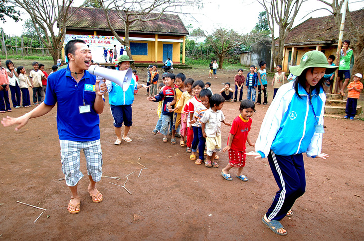 Các bạn sinh viên tình nguyện hướng dẫn các em thiếu nhi chơi trò chơi trong “Ngày hội tuổi thơ”, do các chiến sĩ Mùa hè xanh Đại học Ngân hàng TP.HCM phối hợp cùng với chính quyền địa phương tổ chức tại huyện Đắk Glong, Đắk Nông, ngày 4-8-2009 - Ảnh: THUẬN THẮNG