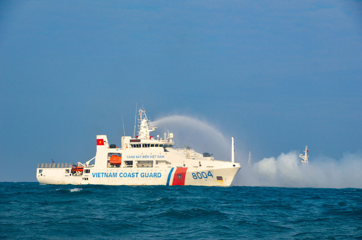Tàu Cảnh sát biển Việt Nam luyện tập phối hợp tìm kiếm cứu nạn với Hải cảnh Trung Quốc nhân lần tuần tra liên hợp trên vùng biển vịnh Bắc Bộ năm 2022 - Ảnh: Cảnh sát biển Việt Nam