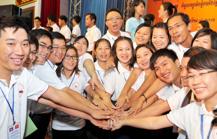 Thanh niên Việt Nam và Campuchia thể hiện sự chung tay xây đắp tình hữu nghị giữa hai nước tại buổi tọa đàm sáng 24-8-2012 diễn ra tại TP.HCM, do Trung ương Đoàn tổ chức - Ảnh: MINH ĐỨC