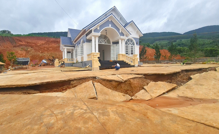 Nứt đất khiến khu vực nhà dân ở lân cận hồ chứa nước Đông Thanh (huyện Lâm Hà, tỉnh Lâm Đồng) bị ảnh hưởng - Ảnh: M.V