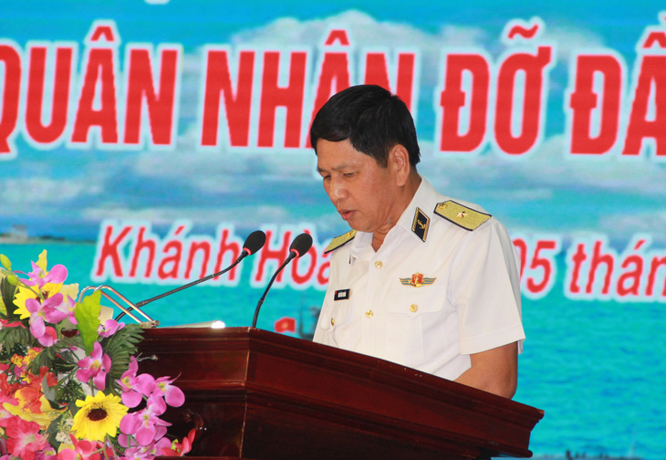 Chuẩn đô đốc Ngô Văn Thuân - bí thư Đảng ủy, chính ủy Vùng 4 Hải quân - phát biểu tại chương trình - Ảnh: MINH CHIẾN